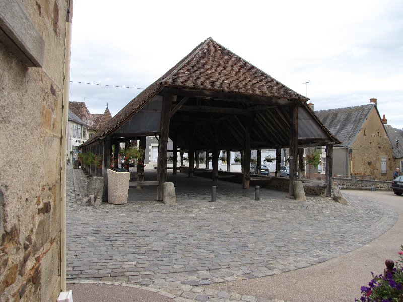 Sainte Severe sur Indre_overdekte markt.jpg - De tocht naar St Sévère sur Indre is pittig. Stevige heuvels waarbij wij het gevoel hebben dat we meer heuvel op hebben dan heuvel af. Het dorpje zelf straalt vooral rust uit. We kopen een lekker ijsje en pauzeren even bij de overdekte marktplaats.